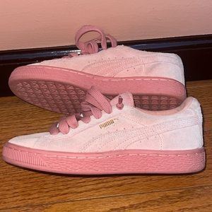 Vintage baby pink suede puma sneaker shoes, 2000s collection